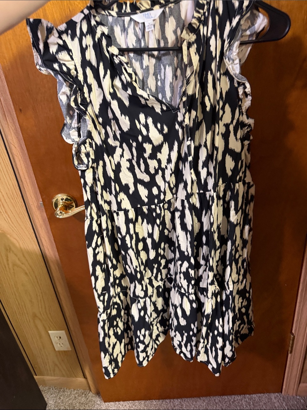 Time and Tru Black and Cream Sleeveless V-Neck Tiered Tunic